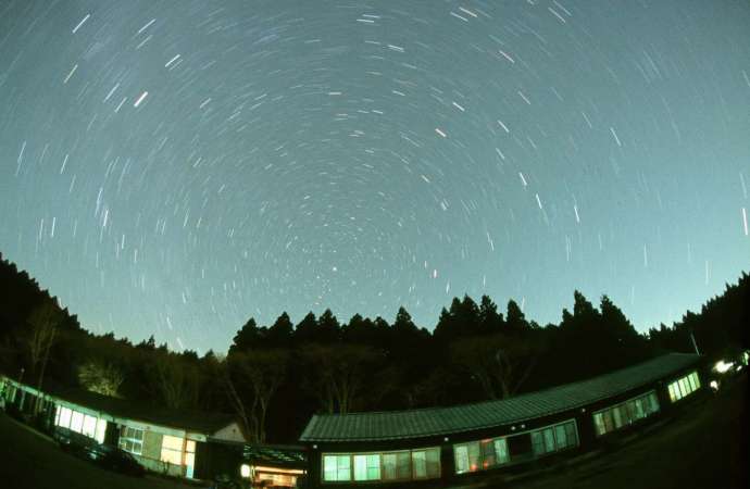 星ふる学校くまの木と星空の様子