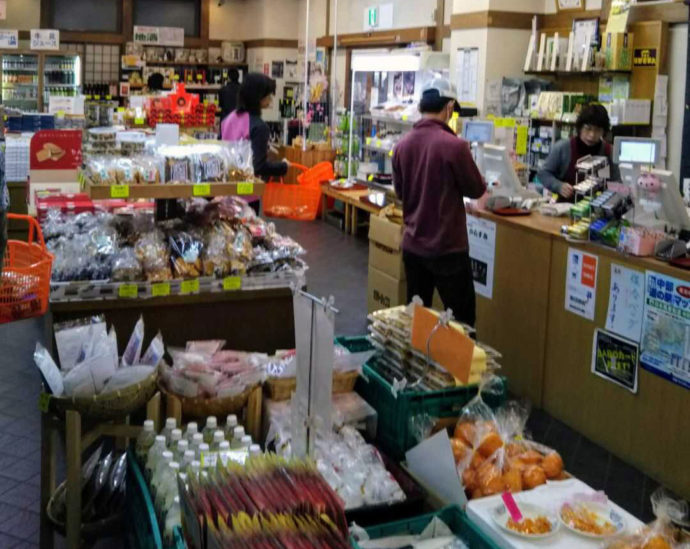 岐阜県中津川市にある「道の駅賤母」の売店