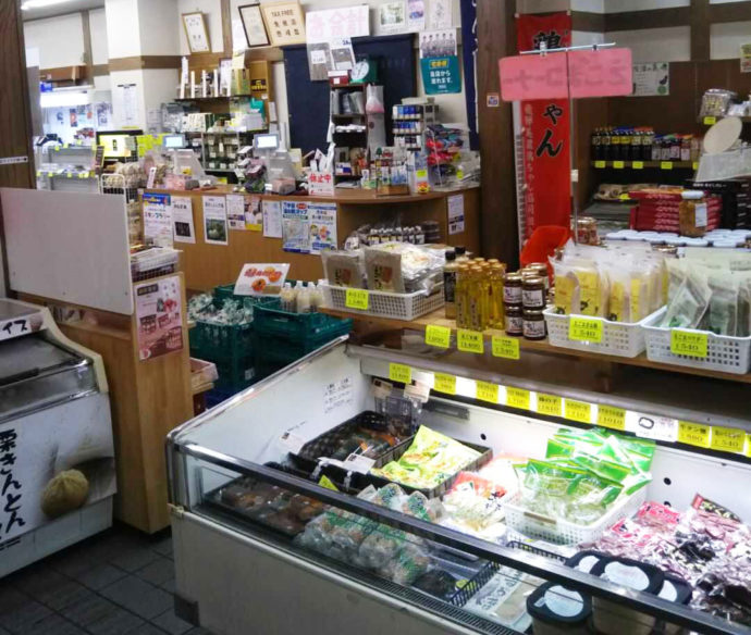 岐阜県中津川市にある「道の駅賤母」の特産品売り場