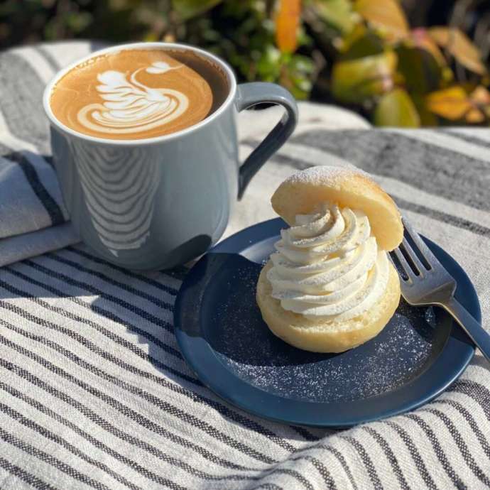 「スーホルムカフェ 湘南」のセムラとラテ