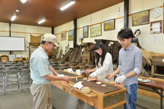 手焼き体験をおこなっている最中の様子