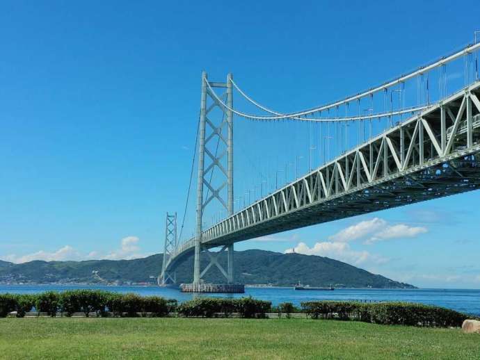 青空の下の明石海峡大橋と明石海峡