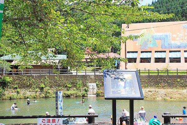 キャンプ場に沿って流れる大淀川の一部を区切ってつくられた河川プール