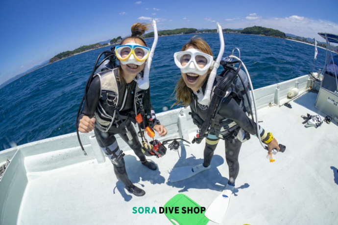 SORA DIVE SHOPの船上で写真撮影