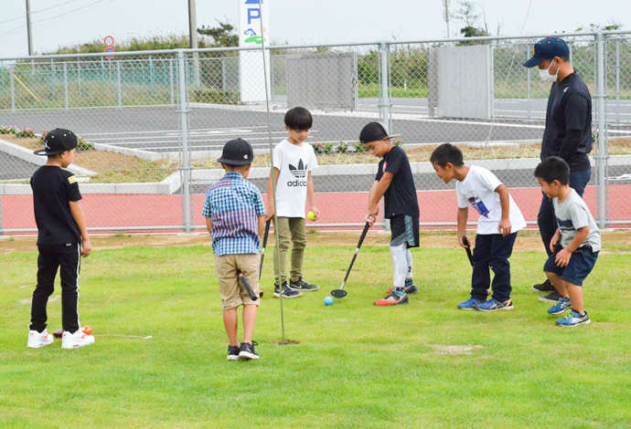 パークゴルフをする子ども達