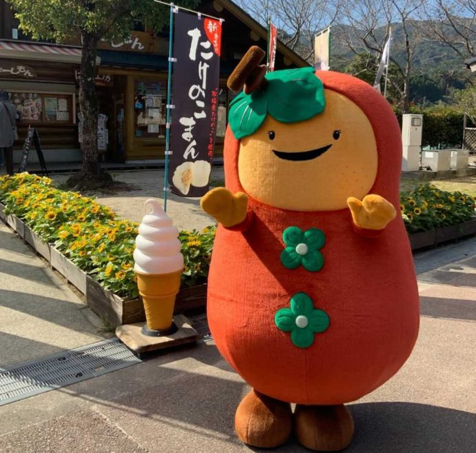 道の駅大和の売店とマスコットのそよかぜかっきーくん