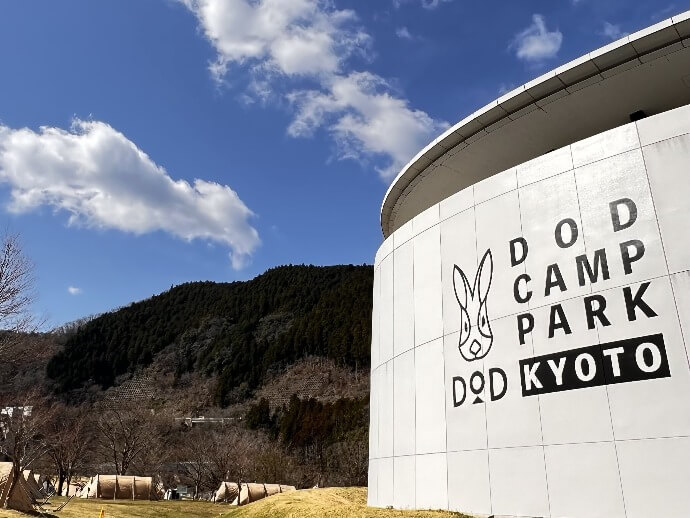 DOD CAMP PARK KYOTOの壁面ロゴ