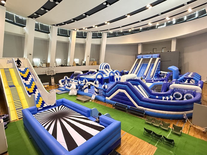 スプリングスひよしの敷地内にある室内エア遊具施設「ひよしプレイアリーナ」