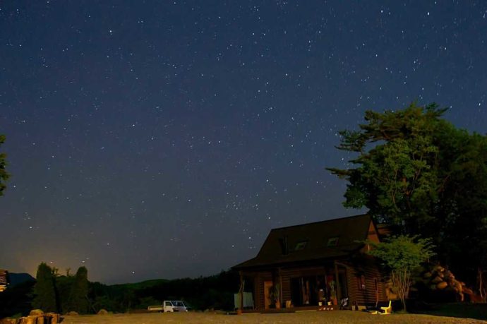 「星の降る森」の受付と夜空