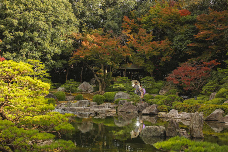 フォトウェディングで和装のロケーション撮影として人気の日本庭園