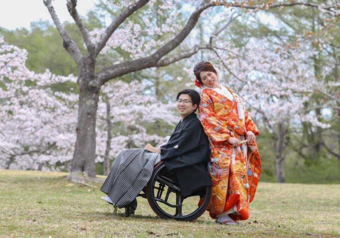 函館市の隣に位置する北斗市の公園で桜の時期に撮影した和装のウェディングフォト