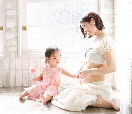 フォトスタジオCREAで撮影に臨む妊婦さんとお子さん