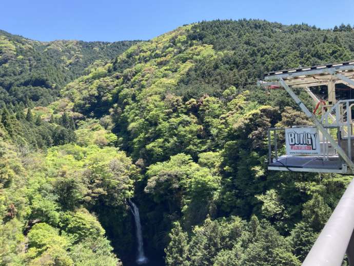 「須津山休養林キャンプ場」の近くにある富士バンジー