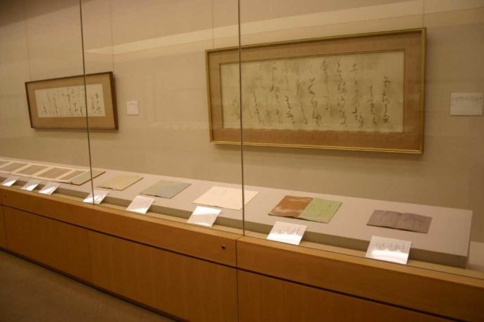 奈良市杉岡華邨書道美術館の展示室の様子