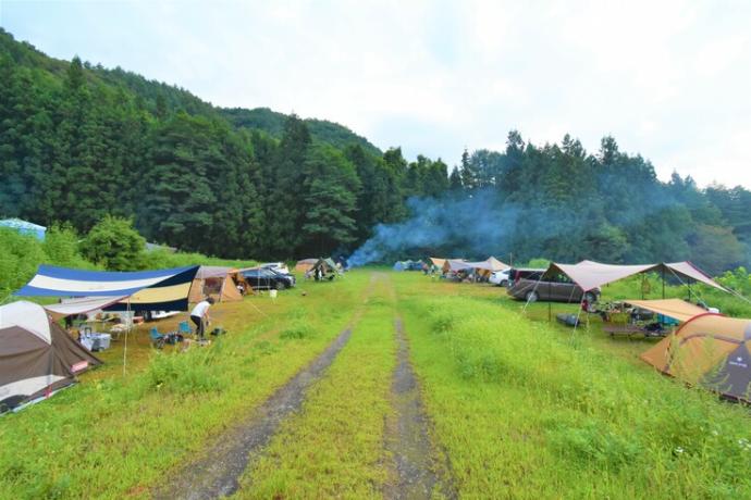 群馬県沼田市の「皇海山キャンプフォレスト」にあるフリーサイトの様子