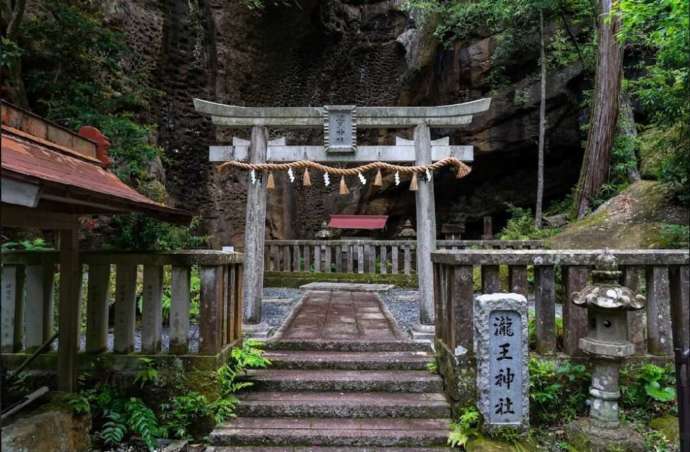 救馬溪観音の敷地内にある瀧王神社