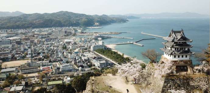 上空から見下ろした兵庫県洲本市の風景