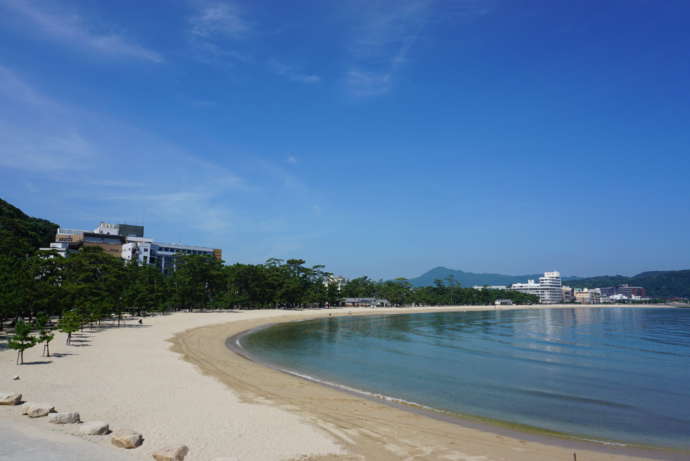 大浜海水浴場の青い海と白い砂浜