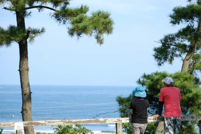 茨城県東茨城郡にある大洗サンビーチキャンプ場から海を眺める二人