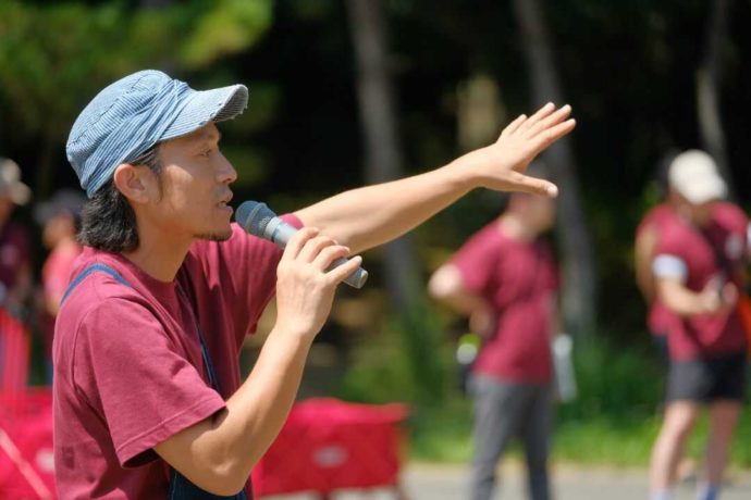 大洗サンビーチキャンプ場を見回りするスタッフ