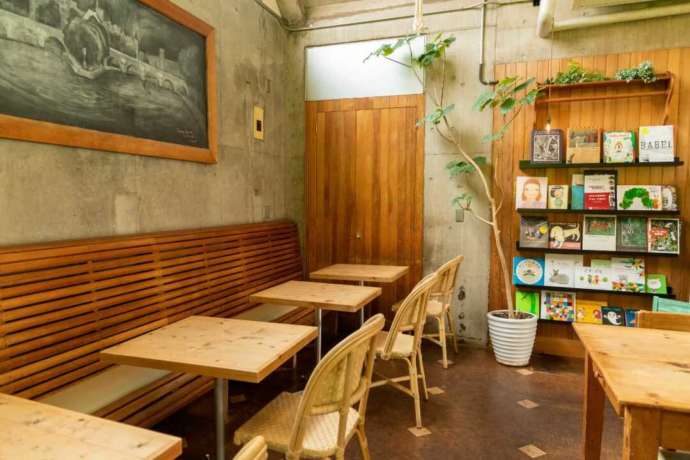 東京都世田谷区にあるSunday Brunch 下北沢店のテーブル席と本