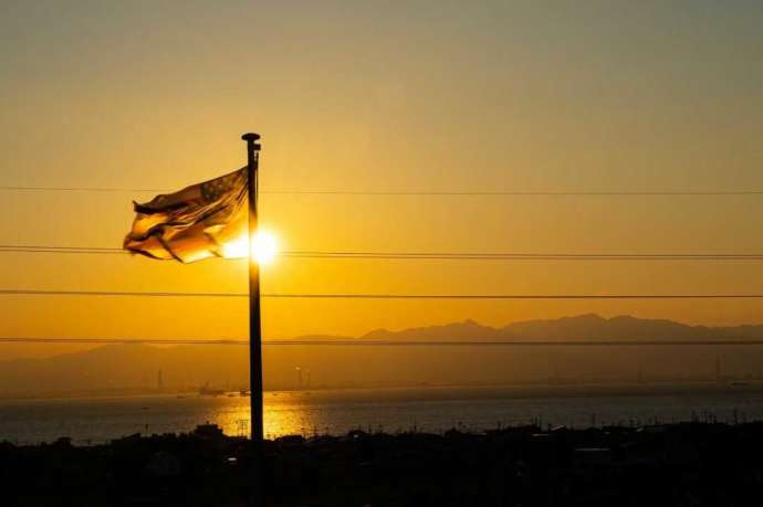 サンセットウォーカーヒルの敷地内のアメリカ国旗と夕暮れの写真