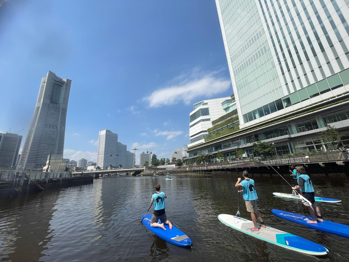 水辺荘のSUP体験ツアーに参加中の皆さん（大岡川の河口付近）