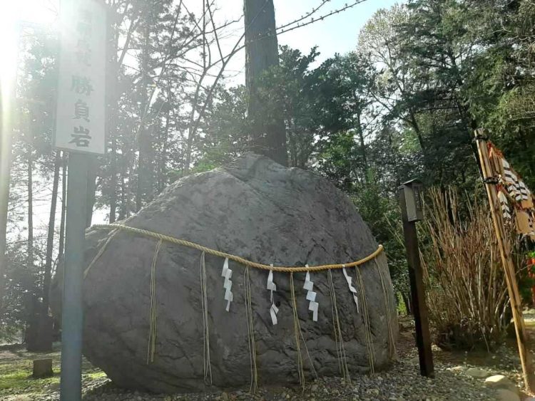 茨城県結城市にある結城諏訪神社の勝負岩