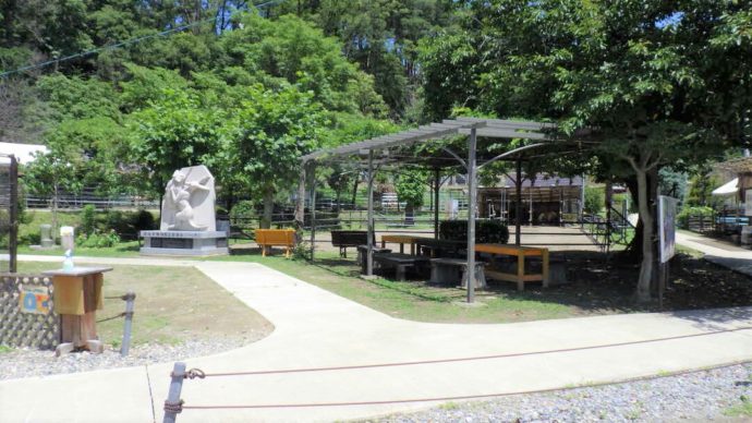 長野県須坂市にある「須坂市動物園」の施設内の様子