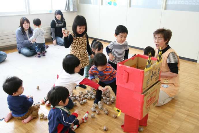 積丹町の子育て支援センターで遊ぶ子どもたち