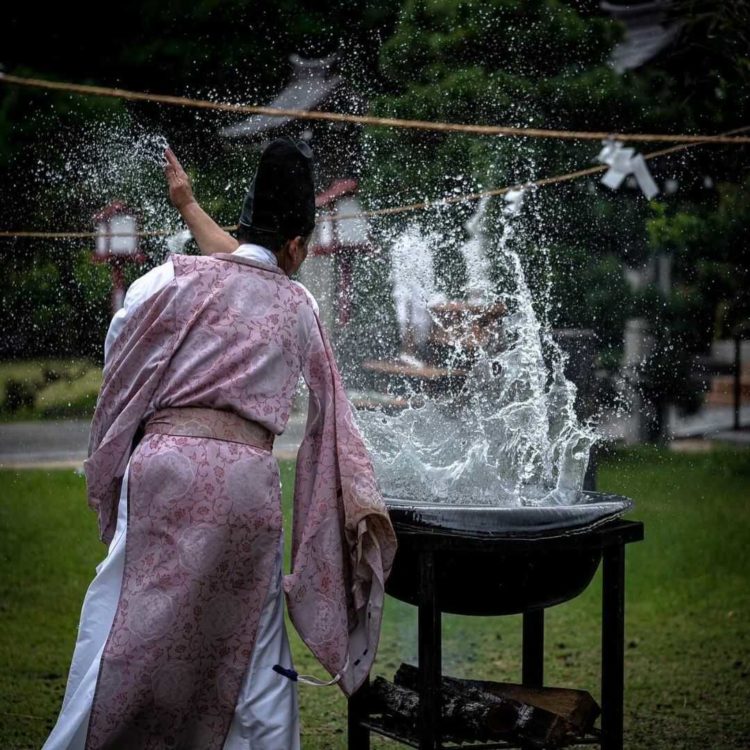 長崎県雲仙市にある「橘神社」の湯立祭