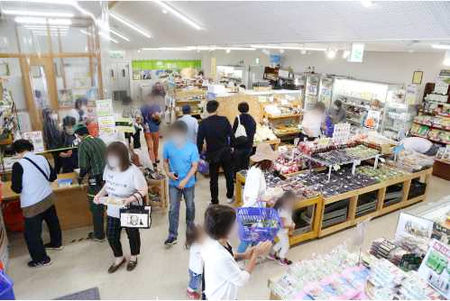 長野県上伊那郡飯島町の「道の駅田切の里」にある直売所「ふるさと市場」