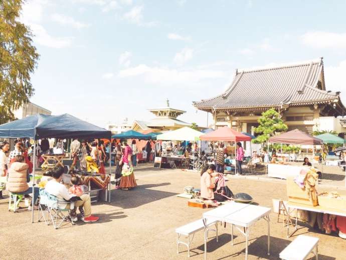 寶雲山泰岳寺の禅市の様子