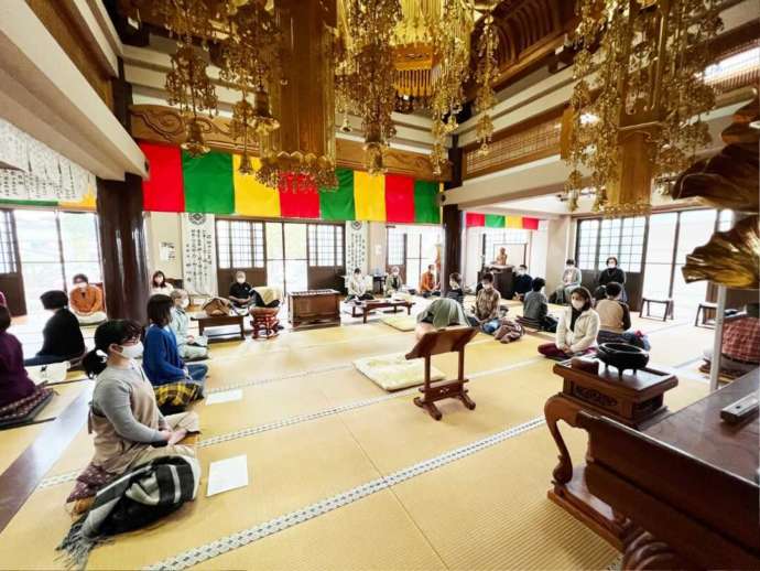 寶雲山泰岳寺の坐禅体験の様子