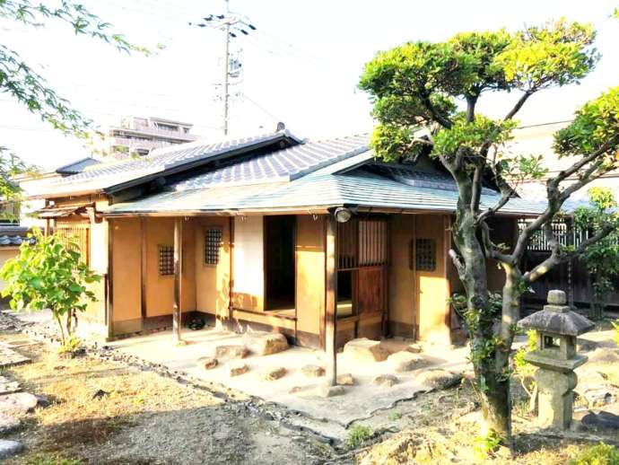 寶雲山泰岳寺の庭にある茶室