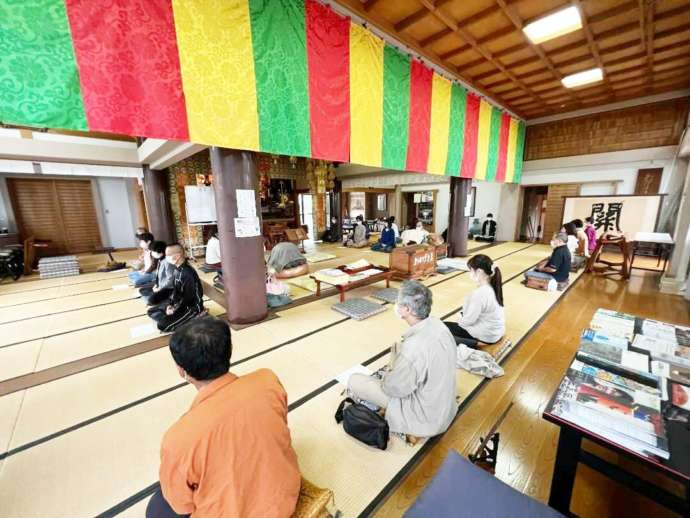 寶雲山泰岳寺の坐禅の様子