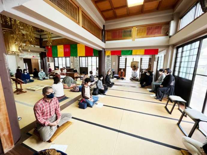 寶雲山泰岳寺の坐禅の様子