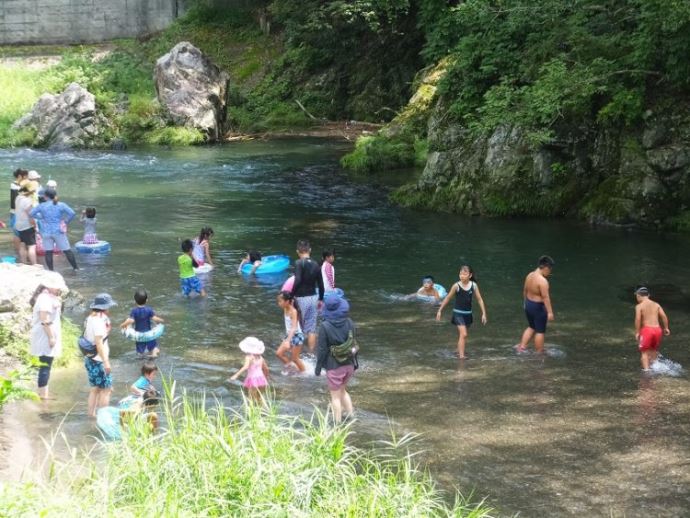 たいら栗園のバーベキュー棟のすぐそばを流れる高麗川で川遊び