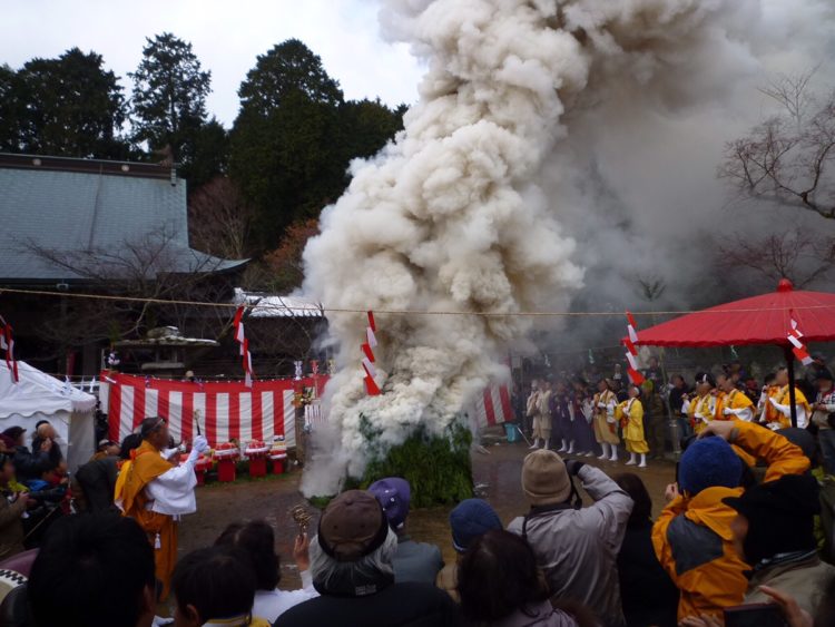 大山寺で執り行われる柴燈大護摩供の様子