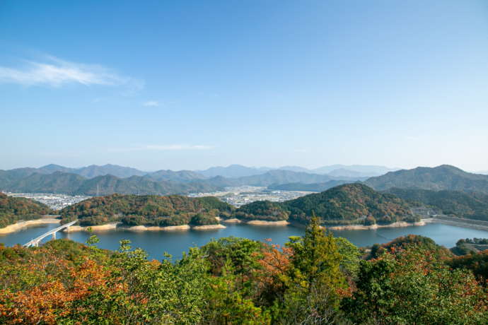 中央に川が流れる、多可町の風景