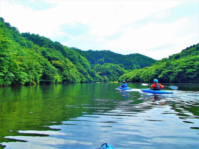 小山湖でカヌーをする様子