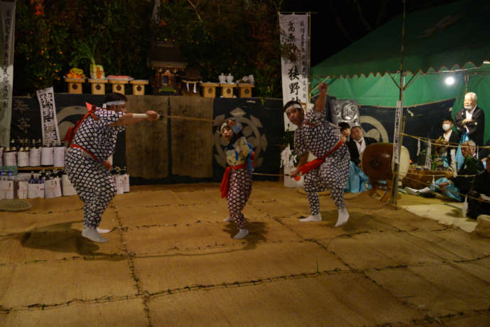 狭野神楽を披露する人々