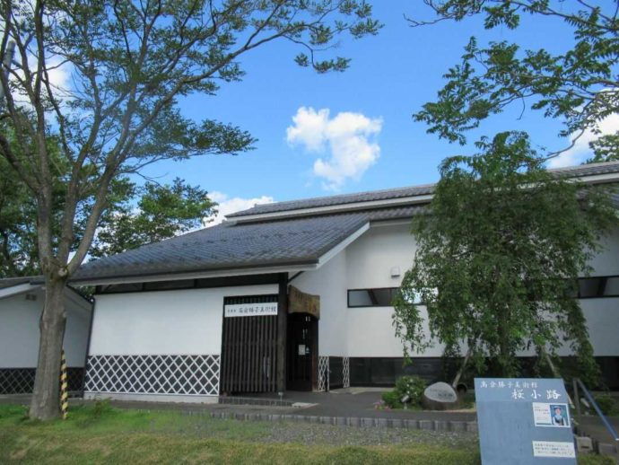 宮城県登米市にある髙倉勝子美術館桜小路の外観と晴天