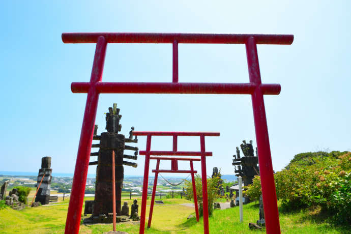 高鍋大師の赤い鳥居と青い空と緑の大地