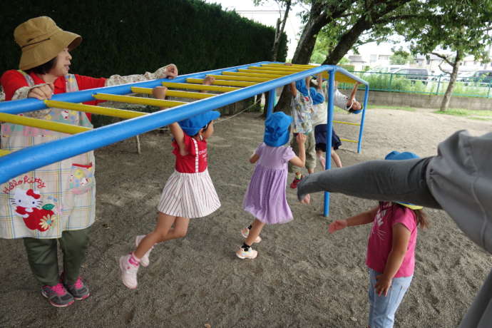 保育園の子どもが遊具で遊ぶ様子