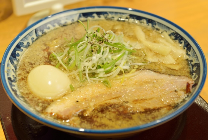 大阪府高槻市のラーメン店「麵屋八海山」の煮干しそばの写真