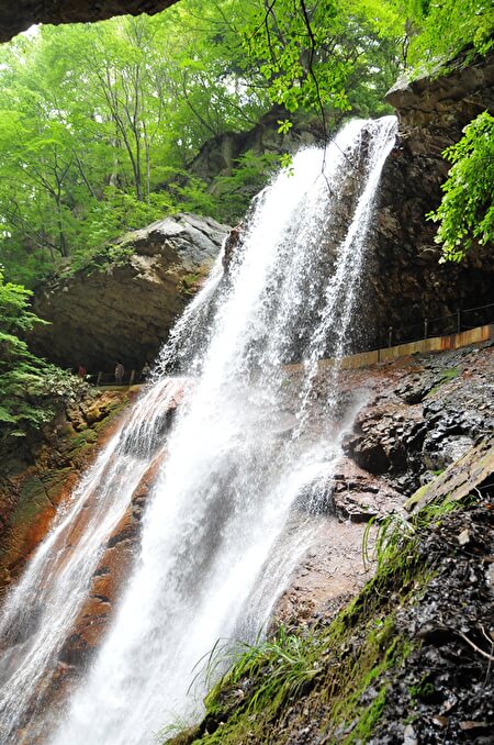 長野県高山村にある雷滝