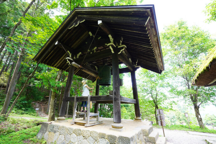 飛騨の里にある鐘