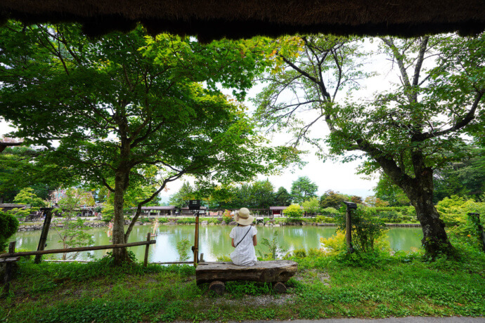 飛騨の里の風景（池の前のベンチ）