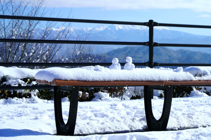 スカイパークのベンチと雪景色